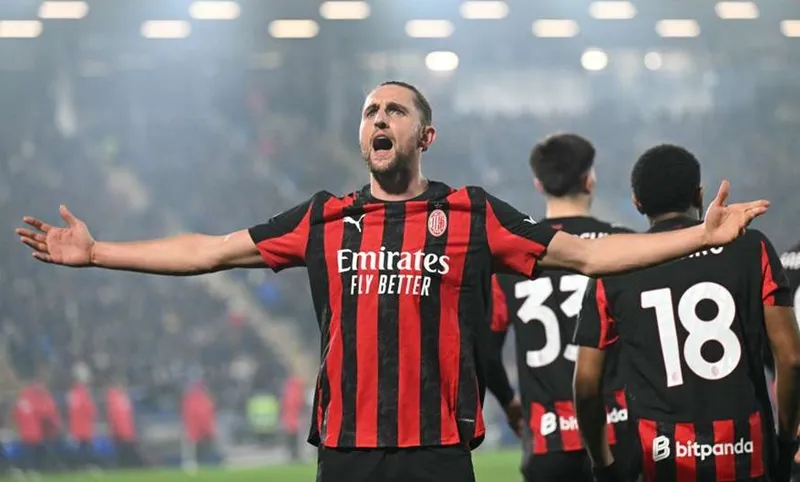 Adrien Rabiot ghi cú đúp giúp Milan ngược dòng thắng 3-1 trên sân của Como.