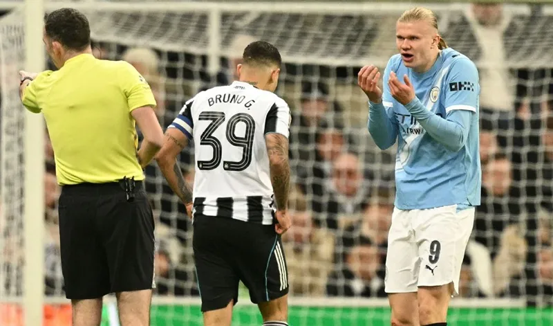 HLV Pep Guardiola cáo buộc trọng tài không công bằng với tiền đạo Erling Haaland vì những pha phạm lỗi với các hậu vệ.