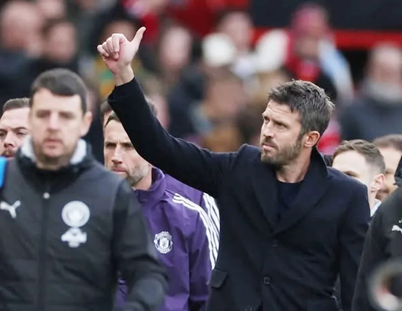 HLV Michael Carrick đã thách thức các cầu thủ Man.United sẵn sàng để đánh bại Arsenal.