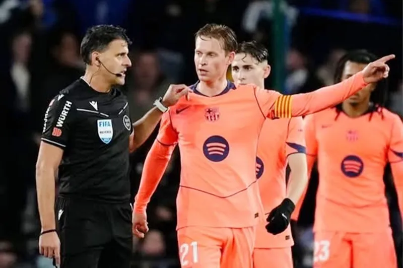 Frenkie de Jong của Barcelona chỉ trích thái độ kiêu ngạo của trọng tài Jesus Gil Manzano.