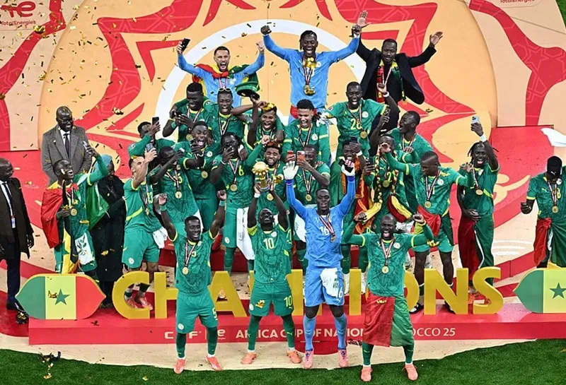 Senegal nâng cao cúp vô địch Cúp bóng đá châu Phi (AFCON) lần thứ 2 trong lịch sử.