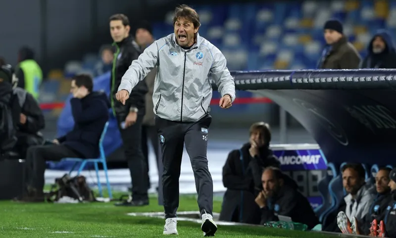 HLV Antonio Conte chịu thách thức lớn để cứu vãn cơ hội của Napoli ở trong nước lẫn châu Âu. 