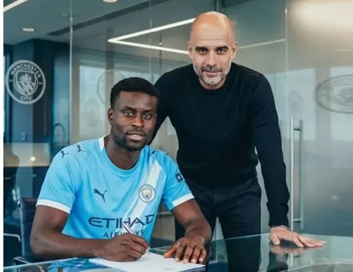 Trung vệ Crystal Palace Marc Guehi ký hợp đồng chơi cho Manchester City