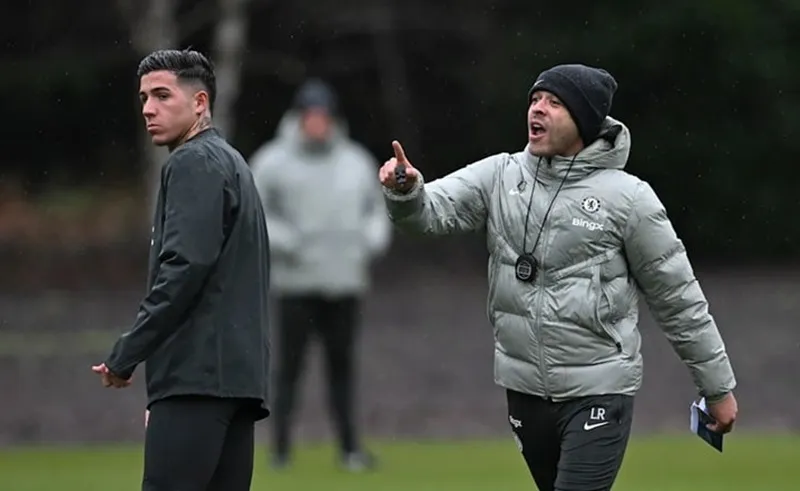 Liam Rosenior và Enzo Fernandez trên sân tập