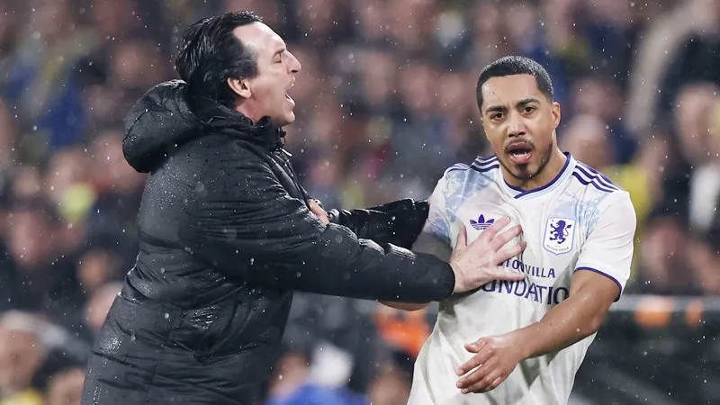 HLV Unai Emery đã cười xòa khi được hỏi về hành động tranh cãi với Youri Tielemans.