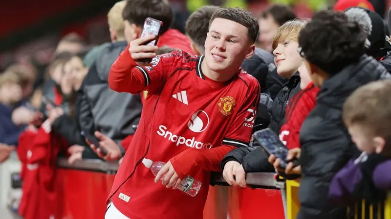 Kai Rooney đã nối gót người cha nổi tiếng Wayne Rooney khi có trận ra mắt chính thức đầu tiên tại sân Old Trafford của Man.United.