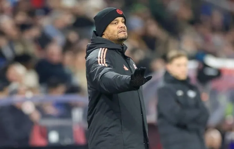 HLV Vincent Kompany của Bayern Munich luôn cố gắng giữ thái độ điềm tĩnh trên sân.