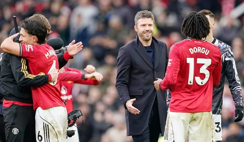 HLV Michael Carrick khởi đầu với chiến thắng ấn tượng 2-0 trong trận derby trước Man.City.