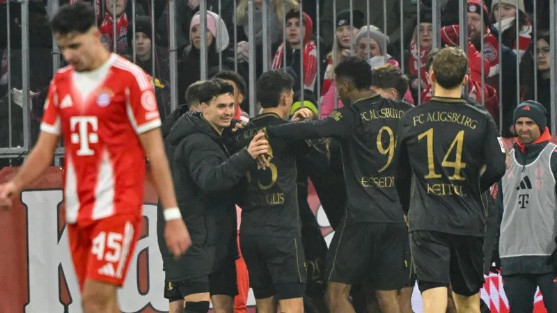 Augsburg buộc Bayern Munich đã phải nhận thất bại đầu tiên tại Bundesliga mùa này.
