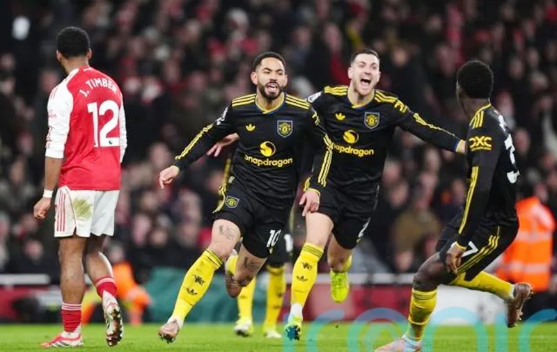 Man.United đánh bại đội đầu bảng Arsenal 3-2 ngày chính trên sân nhà Emirates của họ.