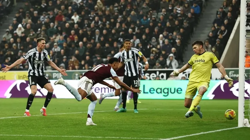 Ollie Watkins ghi bàn nhân đôi cách biệt