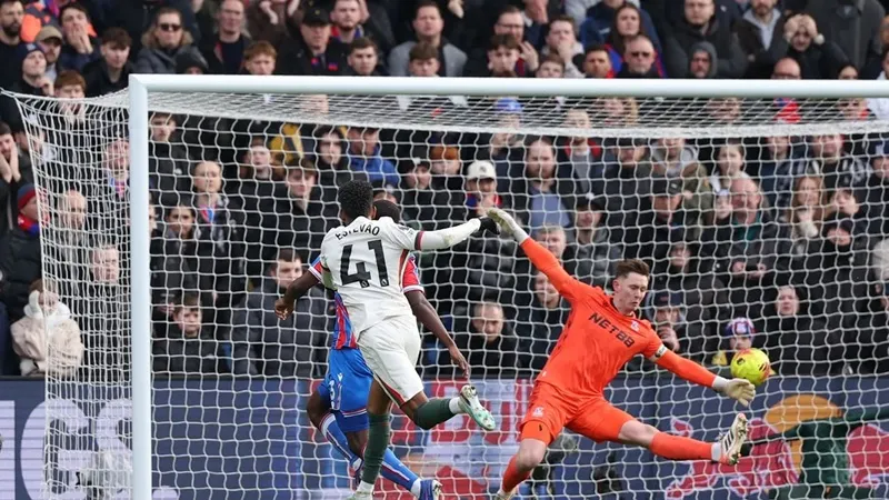 Estevao bứt phá vào khu cấm và ghi bàn mở tỷ số