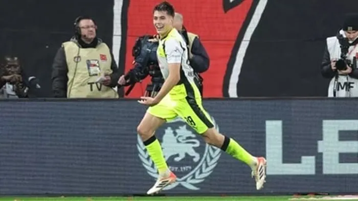 Aaron Anselmino trong màu áo Dortmund