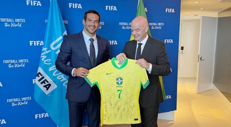 Chủ tịch Liên đoàn bóng đá Brazil Samir Xaud và Chủ tịch FIFA Gianni Infantino (phải).