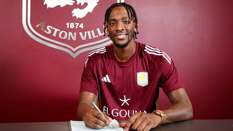 Aston Villa chiêu mộ tiền đạo Tammy Abraham từ Besiktas với giá 18,3 triệu bảng.