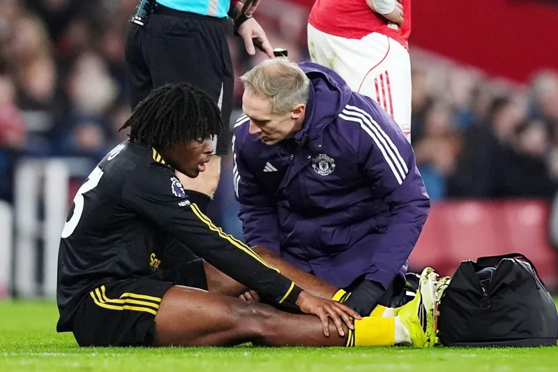 Patrick Dorgu chấn thương trong trận thắng Arsenal