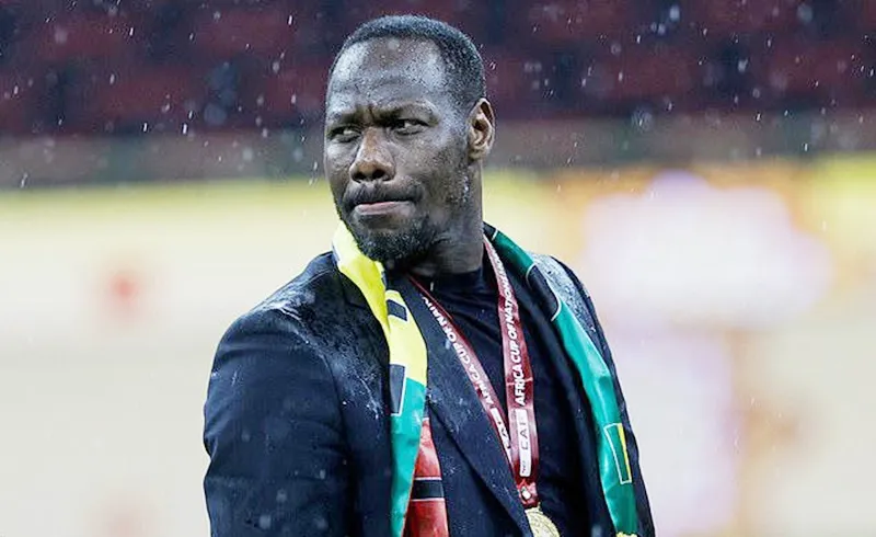 HLV Pape Thiaw của Senegal bị cấm chỉ đạo 5 trận và phạt 100.000 USD vì “hành vi phi thể thao”.