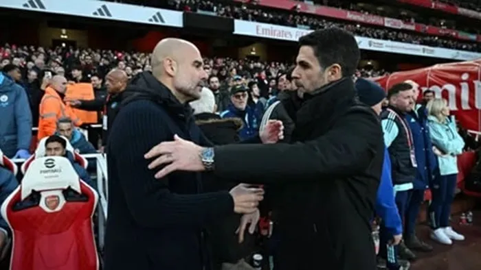 Mikel Arteta (phải) và đàn anh Pep Guardiola