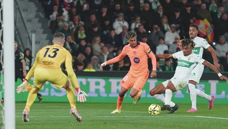 Lamine Yamal ghi bàn và kiến tạo giúp Barcelona thắng 3-1 trước Elche vào thứ Bảy.