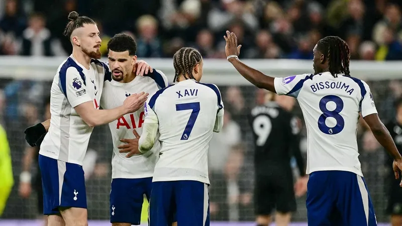 Tottenham hòa Man.City 2-2 đã giúp đối thủ truyền kiếp Arsenal một bước lớn trong cuộc đua vô địch.