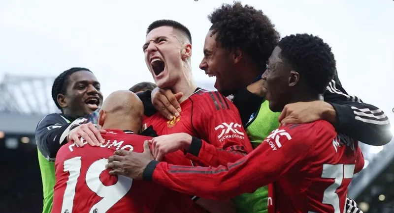 Benjamin Sesko ăn mừng chiến thắng cùng đồng đội