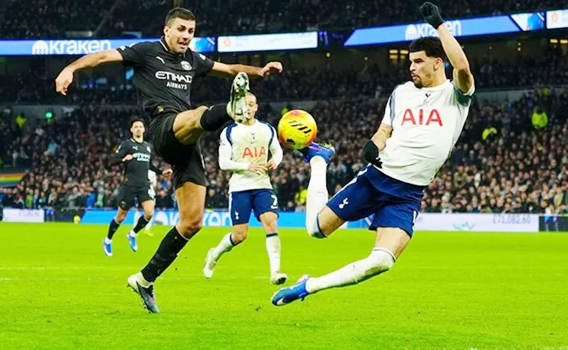 Tiền đạo Dominik Solanke ấn tượng với bàn thắng “đá kiểu bọ cạp” ngoạn mục của mình.