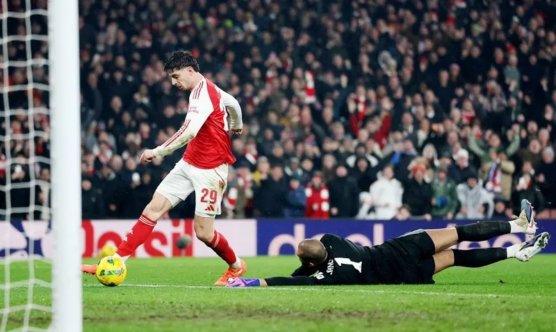 Kai Havertz vượt qua thủ môn Robert Sanchez của Chelsea để ghi bàn.