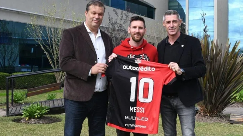 Lionel Messi trong một lần viếng thăm và chụp ảnh với ban lãnh đạo Newell's Old Boys.
