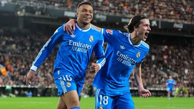 Kylian Mbappe và Alvaro Carreras ghi bàn giúp Real Madrid đánh bại Valencia 2-0.
