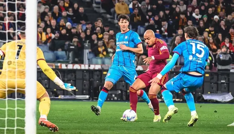 Donyell Malen ghi bàn trong cả 2 hiệp giúp AS Roma đánh bại Cagliari 2-0 vào thứ Hai.