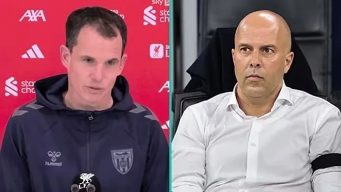 HLV Regis Le Bris (Sunderland) và HLV Arne Slot (Liverpool)