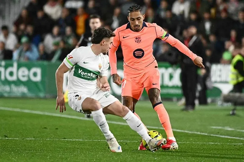 Raphinha khó có thể ra sân cùng Barcelona trong trận lượt đi bán kết Copa del Rey gặp Atletico Madrid.