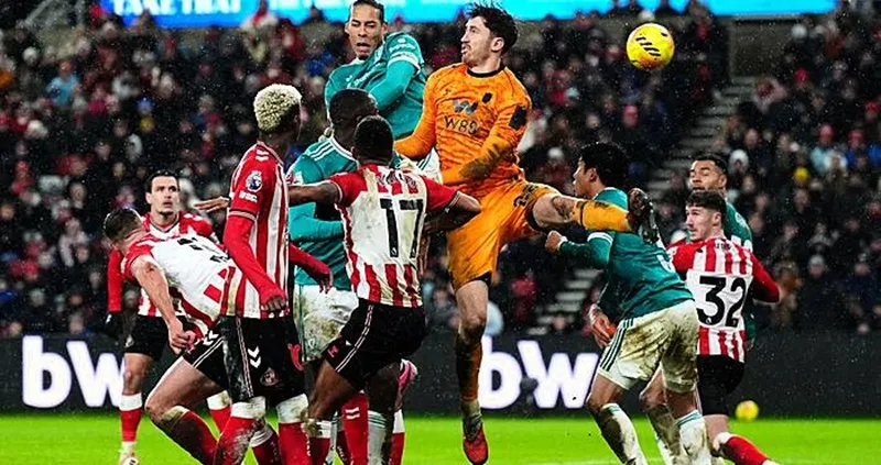 Virgil van Dijk đánh đầu ghi bàn cho Liverpool trong chiến thắng 1-0 trước Sunderland.