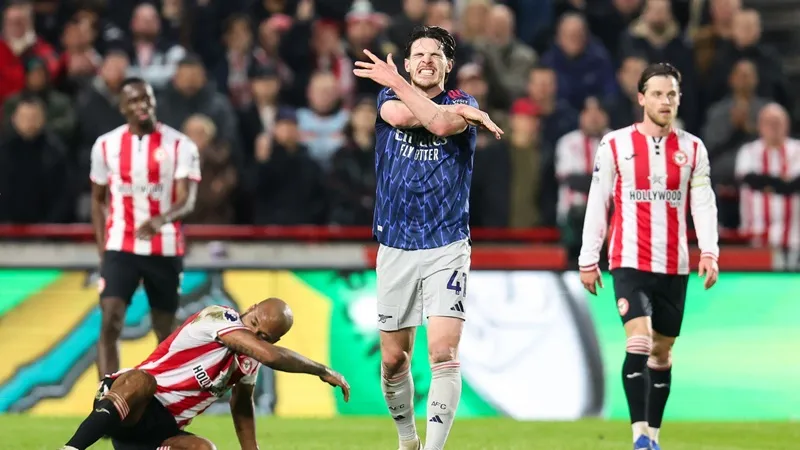 Tham vọng vô địch Ngoại hạng Anh của Arsenal gặp trở ngại sau trận hòa 1-1 trước Brentford.