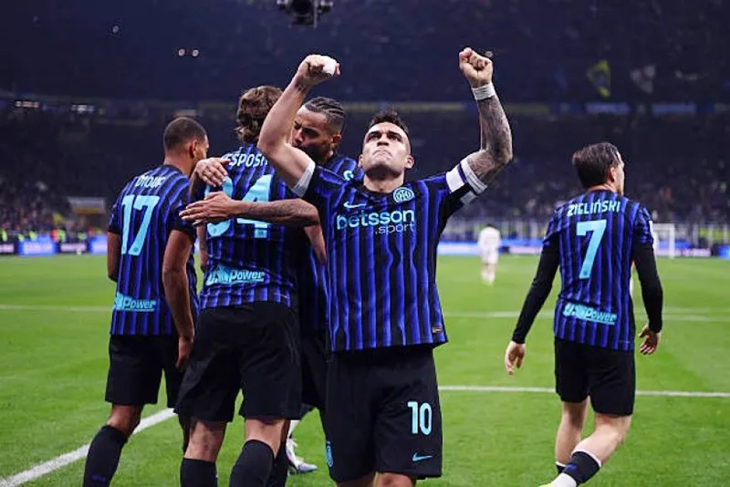 Inter Milan đánh bại Juventus 3-2 giữ vững khoảng cách 8 điểm so với AC Milan.