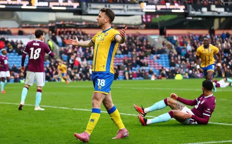 Đội bóng hạng 3 Mansfield tạo nên cú sốc mới nhất tại FA Cup năm nay khi loại Burnley.