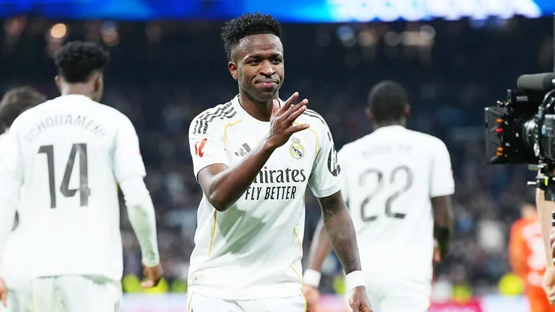 Vinicius Junior ghi 2 bàn thắng từ chấm phạt đền trong ngày Kylian Mbappe vắng mặt.