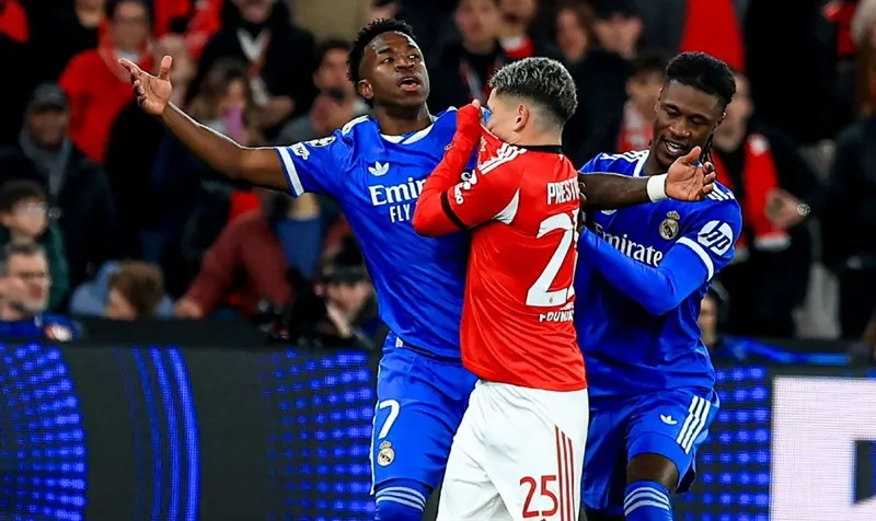 Vinicius Junior tố cáo Gianluca Prestianni của Benfica có hành vi phân biệt chủng tộc.