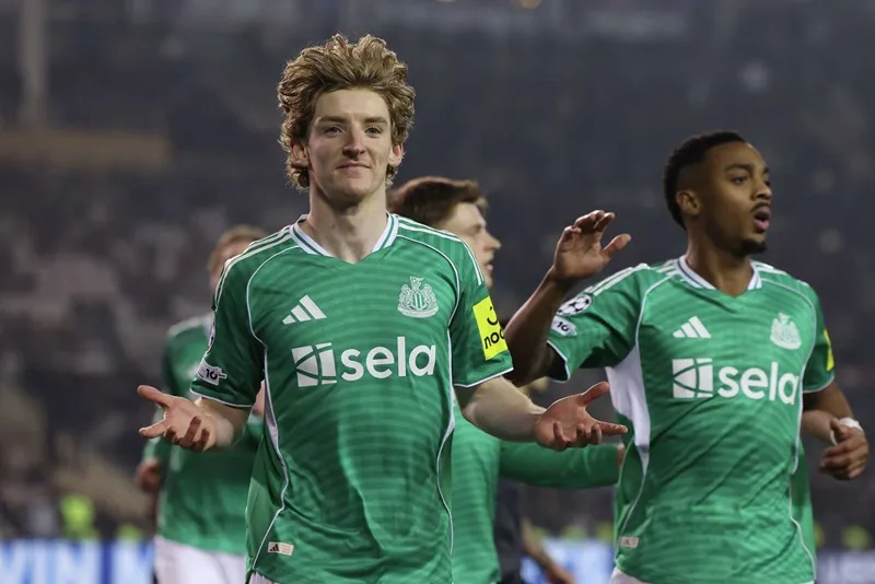 Anthony Gordon là cầu thủ đầu tiên ghi 4 bàn thắng trong hiệp một của một trận knock-out Champions League.