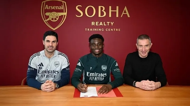 Saka trong buổi triển hạn với CLB Arsenal