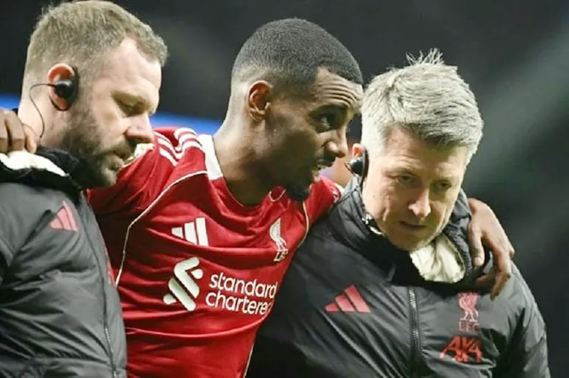 Alexander Isak bị gãy chân trong trận gặp Tottenham