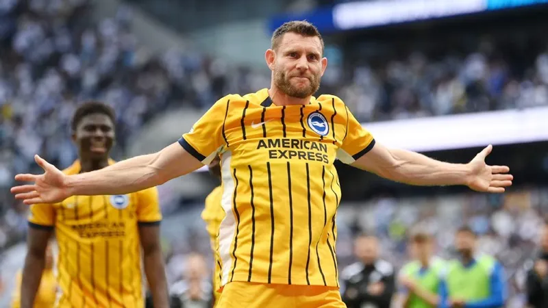 Tiền vệ James Milner phá kỷ lục về số lần ra sân nhiều nhất trong lịch sử Ngoại hạng Anh.