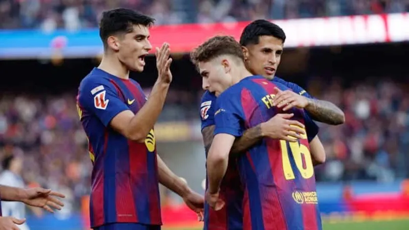 Barcelona thắng dễ 3-0 trước Levante để giành lại vị trí dẫn đầu La Liga.