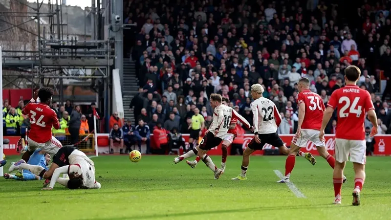 Alexis Mac Allister ghi bàn thắng bằng cú sút bồi.