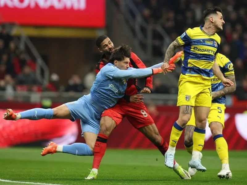 Ruben Loftus-Cheek phải nhập viện sau va chạm với thủ môn Parma.