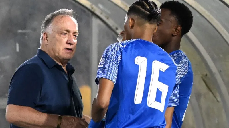 HLV Dick Advocaat từ chức HLV đội tuyển Curacao vì vấn đề sức khỏe của con gái.