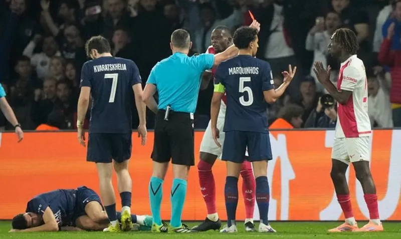 Thẻ đỏ của Mamadou Coulibaly khiến Monaco hòa 2-2 với Paris Saint-Germain trong trận lượt về vòng play-off.