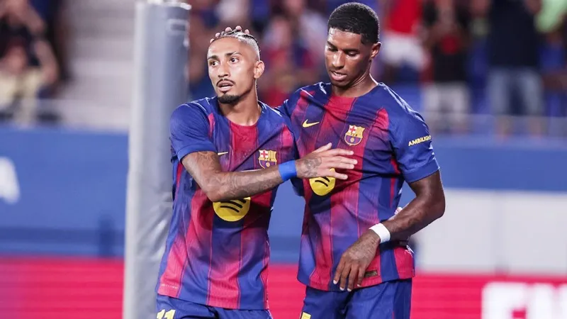 Raphinha và Marcus Rashford nằm trong số những cái tên nổi tiếng bị phạt ngồi dự bị vì đến muộn.