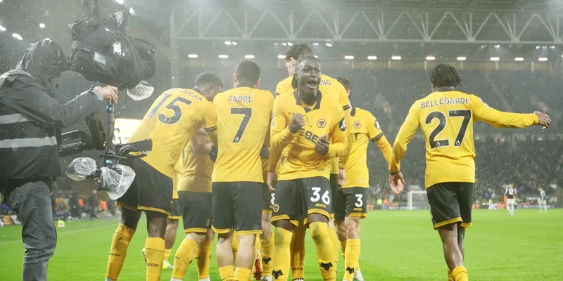 Wolves giành chiến thắng thứ 2 tại Premier League mùa giải này khi đánh bại Aston Villa 2-0.