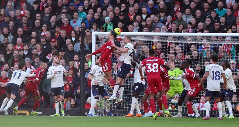 Trung vệ Van Dijk đánh đầu ghi bàn đưa tỷ số lên 2-0